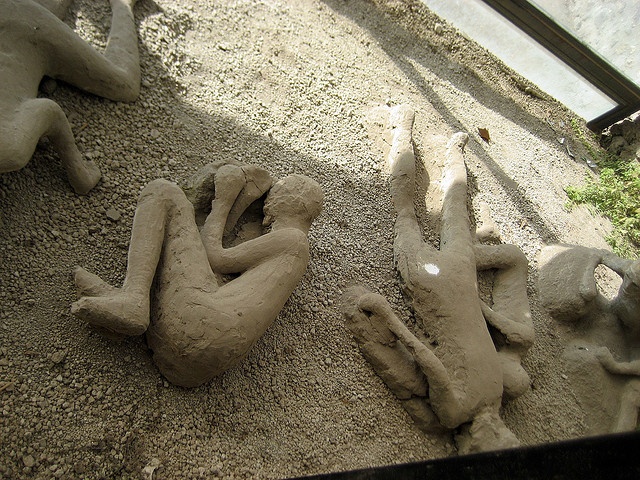Hình dạng kỳ lạ của những người dân Pompeii bất hạnh không thể trốn thoát, trong khoảnh khắc cuối cùng của cuộc đời.
