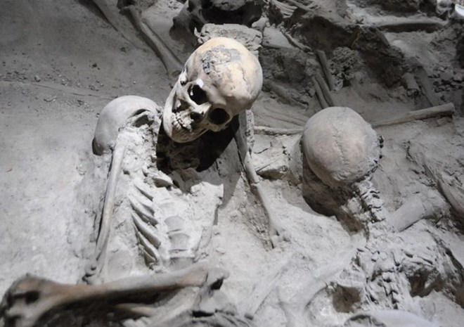Nhà khảo cổ người Italia Giuseppe Fiorelli (1823–1896) đã nhận ra những khoảng trống đó là do các cơ thể đã phân huỷ để lại và nghĩ ra kỹ thuật bơm thạch cao vào đó để tái lập một cách hoàn hảo hình dạng của các nạn nhân.
