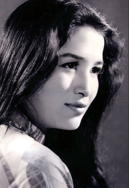 Sinh năm 1942 tại Quảng Ngãi, NSND Trà Giang có lẽ là nữ diễn viên ghi nhiều dấu ấn nhất của nền điện ảnh cách mạng Việt Nam.