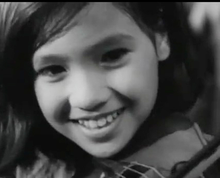 Gần 40 năm trôi qua nhưng nhắc đến NSND Lan Hương, nhiều khán giả vẫn nhớ đến vai cô bé Ngọc Hà với đôi mắt to đen láy nổi bật giữa bom rơi, đạn nổ trong phim Em bé Hà Nội (1974).