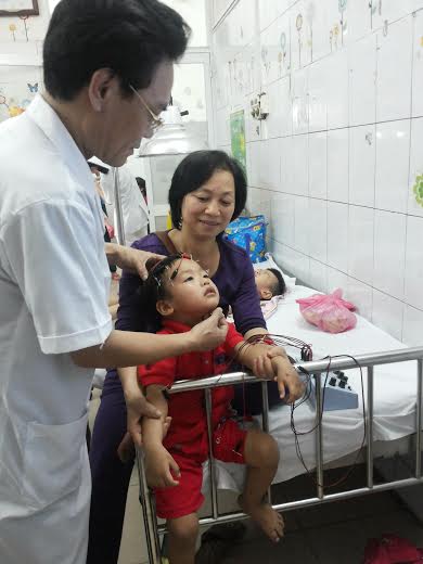 Các cháu bé tự kỷ đang được điều trị tại BV Châm cứu TƯ. Ảnh: Việt Thành