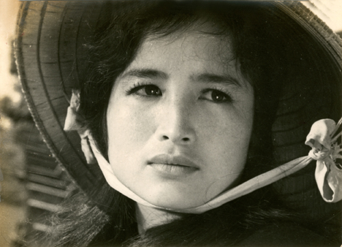 Vẻ đẹp của NSND Trà Giang đã trở thành biểu tượng của Điện ảnh Cách mạng VN. Cho tới bây giờ, hiếm có mỹ nhân Việt nào sở hữu đôi mắt to tròn, đen láy như NSND Trà Giang.