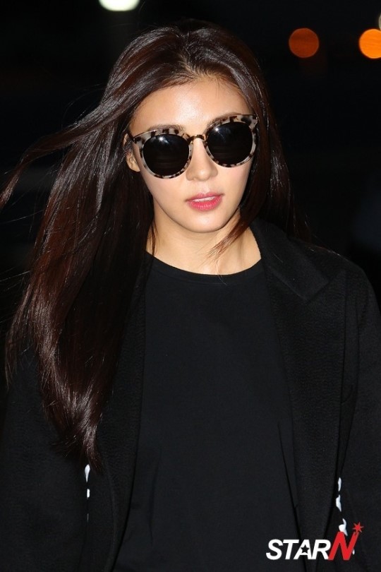 Ha Ji Won tại sân bay quốc tế Incheon đáp chuyến sang Hà Nội, Việt Nam.