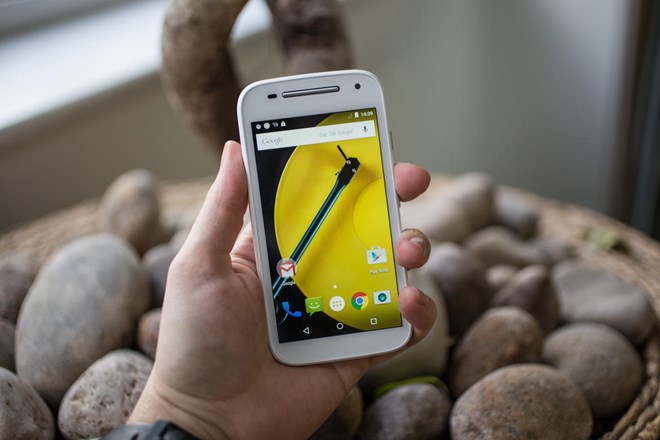 Thay thế Moto E từ năm 2014, Motorola Moto E (2015) có kích thước lớn hơn một chút so với người tiền nhiệm của nó, mặc dù nó vẫn là một điện thoại thông minh nhỏ gọn với màn hình 4,5-inch (với độ phân giải 560 x 940 pixel).
