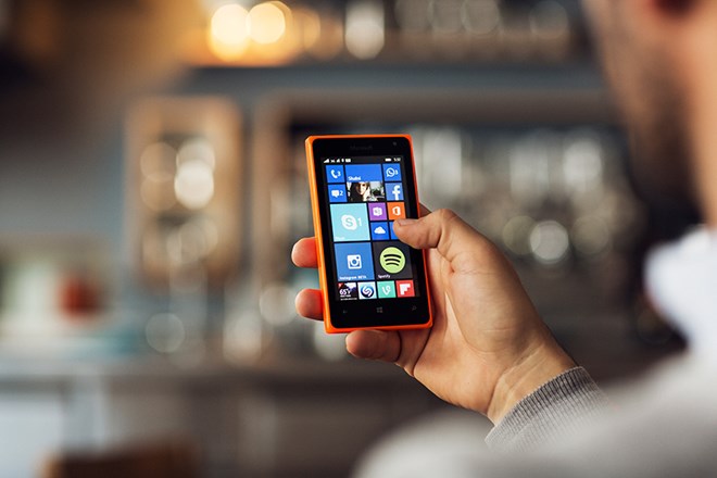 Nếu bạn muốn có một thiết bị Windows Phone nhỏ mà không quá đắt nhưng vẫn có nhiều tính năng hữu ích, Microsoft Lumia 532 chính là lựa chọn thông minh. Phát hành trong nửa đầu năm 2015, Lumia 532 sở hữu màn hình 4-inch với độ phân giải 480 x 800 pixel, và được hỗ trợ bởi một bộ xử lý quad-core Snapdragon 200.