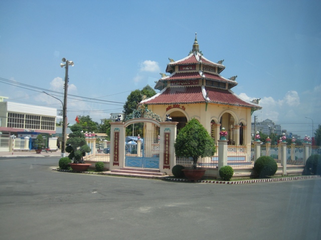 Một đền thờ của đạo Cao Đài bên ngoài khu vực chợ Long Hoa.