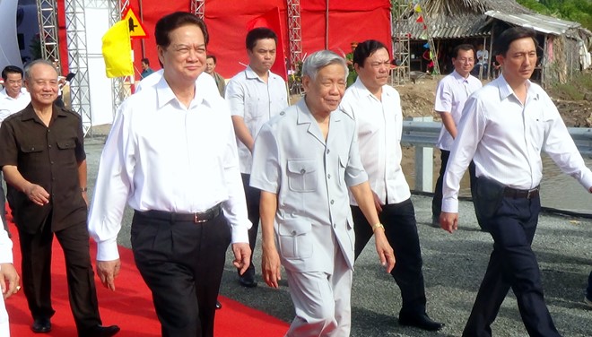 Thủ tướng Chính phủ Nguyễn Tấn Dũng cùng lãnh đạo Đảng, nhà nước tại lễ khánh thành
