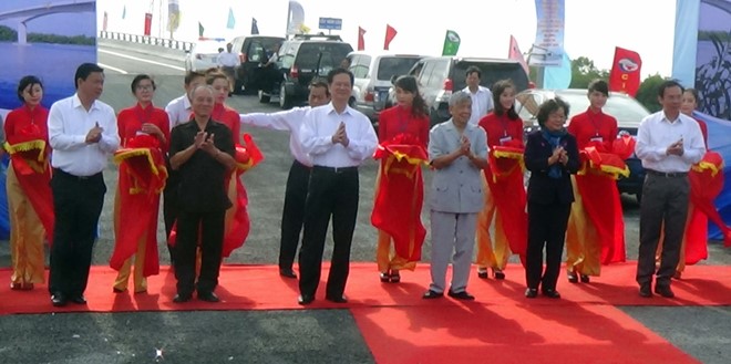 Thủ tướng Chính phủ Nguyễn Tấn Dũng cắt băng khánh thành cầu Năm Căn (Cà Mau)