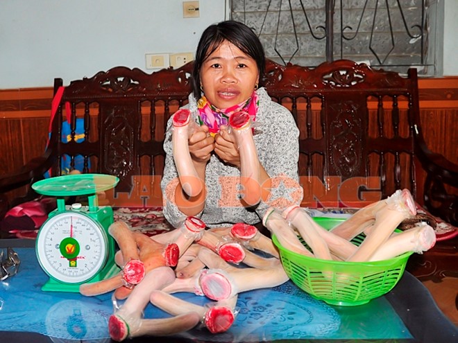 Thương lái tập kết nhung hươu để đưa vào bán tại TP Hồ Chí Minh