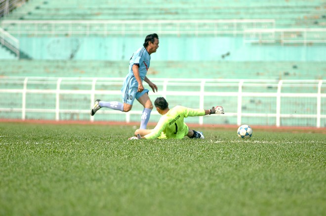Lão tướng Nguyễn Văn Thành (Hải Quan) của đội Cửu Long đi bóng qua thủ môn đội Trường Sơn