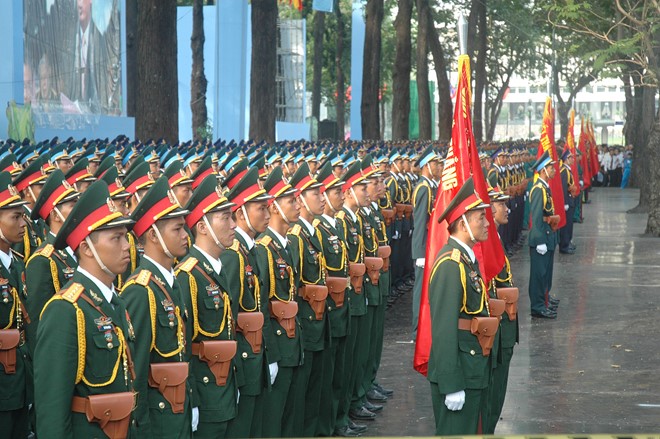 Hàng ngàn chiến sĩ, sĩ quan thuộc các lực lượng QĐND, CAND, TNXP, Dân quân... đã có mặt tham dự buỗi lễ từ sáng sớm