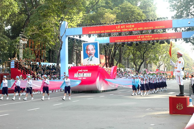 Chân dung Chủ tịch Hồ Chí Minh dẫn đầu đoàn diễu hành tiến qua lễ đài