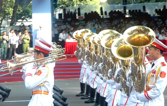 Lực lượng quân nhạc làm sôi động không khí buổi lễ