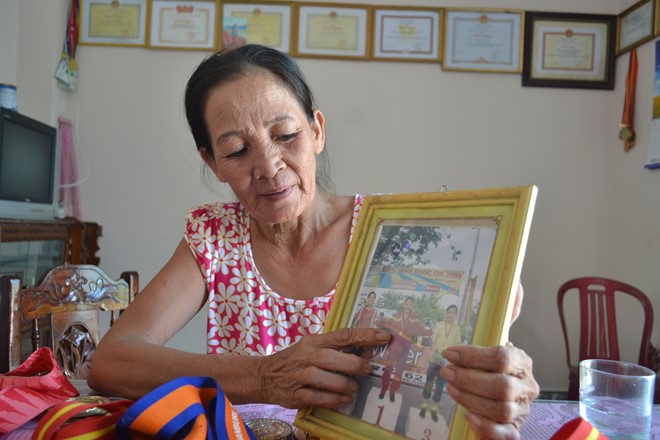 Bà Nguyễn Thị Hoa tự hào bên thành tích của con. Ảnh: Nhiệt Băng