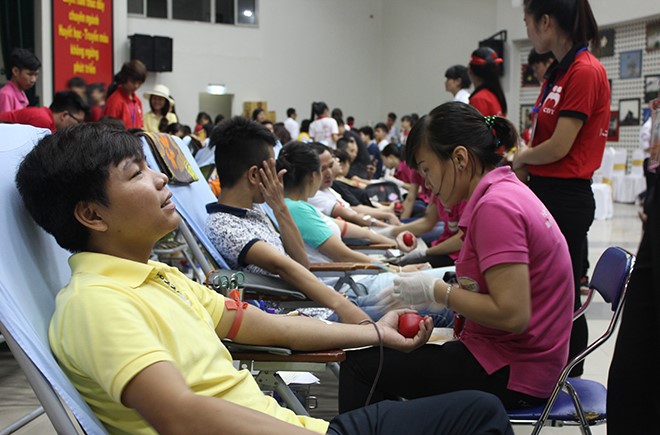Ngay trong buổi sáng 13.6 đã có tới gần 500 lượt người tới tham gia hiến máu. Theo anh Chữ Nhất Hợp - Chủ tịch Hội Thanh niên vận động hiến máu thành phố Hà Nội: Chương trình dự kiến thu về khoảng 1000 đơn vị máu.