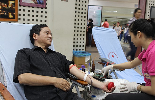 Ông Lê Đình Hòa, 54 tuổi (Phường Quỳnh Lôi, Quận Hai Bà Trưng) đã 5 lần hiến máu. Ông Hòa cho biết sau mỗi lần hiến máu sức khỏe và mọi sinh hoạt của ông vẫn bình thường, khỏe mạnh