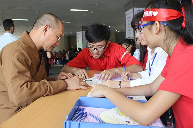 Sư thầy Thích Đạo Trụ ở chùa Thiều Trù-Hương Sơn (Mỹ Đình) nay đã 55 tuổi đang làm thủ tục đăng ký tham gia hiến máu
