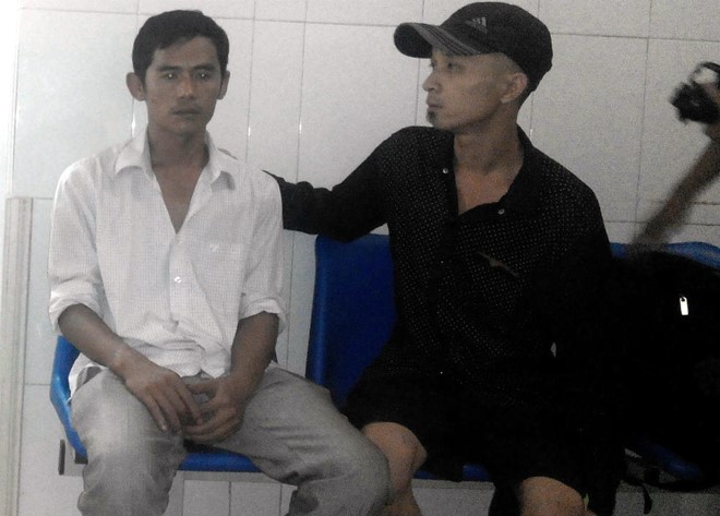 Tài xế Trần Hùng Cường (bên trái) kể lại sự việc bị hành hung