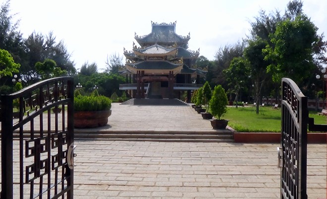 Khu di tích Nguyễn Đình Chiểu nhìn từ cổng chính