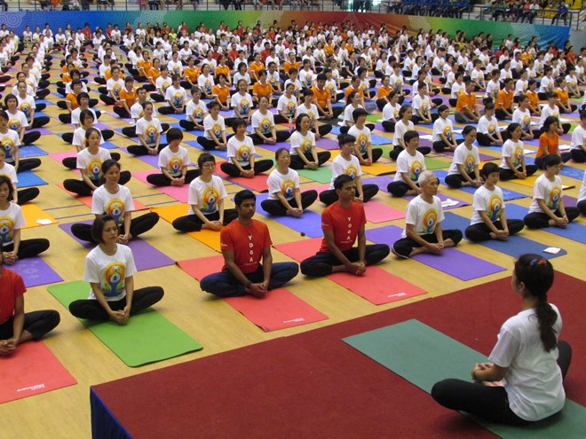 Hơn 500 người đồng diễn yoga trong chương trình Ngày quốc tế Yoga.