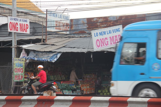 Để cho khác người, tiệm Ong Map này gắn thêm biển ONG HAI MẠP