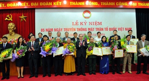Ủy viên Bộ Chính trị, Chủ tịch UBTW MTTQ Việt Nam Nguyễn Thiện Nhân khen thưởng 29 tập thể  và 8 cá nhân đã có nhiều thành tích trong 20 năm cuộc vận động Toàn dân đoàn kết xây dựng đời sống văn hoá ở khu dân cư và 15 năm cuộc vận động Ngày vì người nghèo.