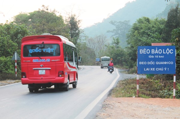 Đèo Bảo Lộc dài 10 km, với hơn 100 khúc cua gấp và độ dốc.