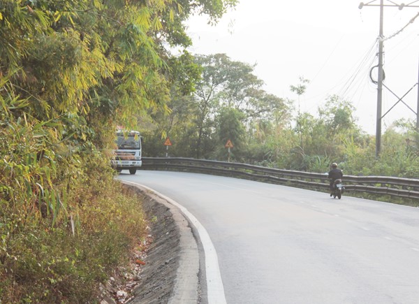 Đèo Bảo Lộc đoạn đường dài quanh co có nhiều khúc cua gấp nguy hiểm.