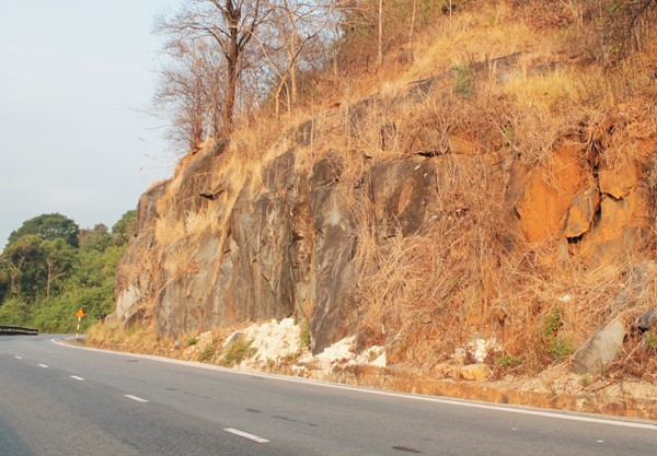 Đèo Bảo Lộc có nhiều vách đá dựng đứng thường xảy ra tình trạng lở đất đá vào mùa mưa.