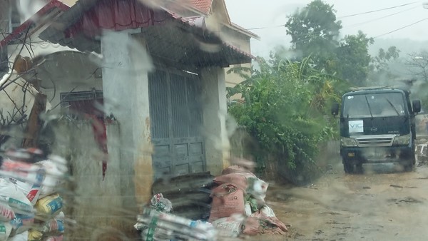 Một số hộ dân dùng bao tải ngăn bùn đất tràn vào nhà