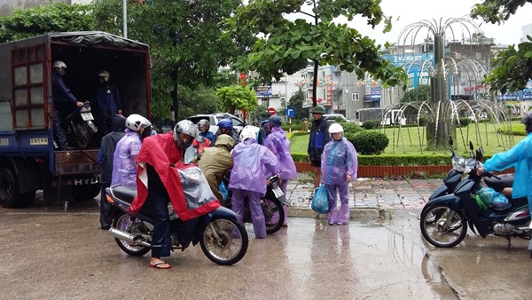 Cty TNHH MTV quản lý cầu phà Quảng Ninh bố trí ô tô chở người và phương tiện thô sơ, xe máy qua cầu Bãi Cháy.