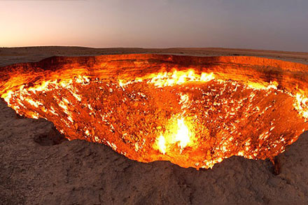 Cửa địa ngục Derweze (Turkmenistan): Trong khi khoan thăm dò năm 1971, các nhà địa chất Liên Xô đã tìm được một mỏ khí tự nhiên. Một vụ sụt đất đã tạo ra lổ hổng đường kính lên tới 70 mét ở đây. Họ đã quyết định đốt để tiêu hủy số khí tự nhiên còn lại, dự kiến trong vài ngày sẽ hết. Tuy vậy, nó vẫn cháy đến tận ngày nay. Người dân địa phương gọi đó là “Cửa xuống địa ngục”.