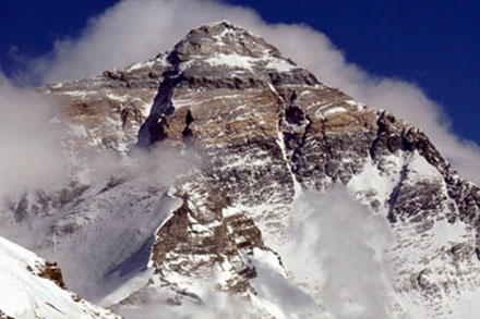 Vùng đất tử thần ở núi Everest (Nepal): Đỉnh của ngọn núi Everest cao nhất thế giới được gọi là vùng đất tử thần do khí hậu khắc nghiệt, tình trạng thiếu oxy ở đây và ước tính đã có 150 nhà thám hiểm đã bỏ mạng. Không khó để bắt gặp những xác chết nằm rải rác trên các con đường quanh vùng đất tử thần.