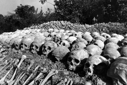 Cánh đồng chết (Campuchia). Dưới chế độ Polpot, hàng triệu người Campuchia bị tàn sát, chôn trong những hố tập thể - những cánh đồng chết. Cho tới giờ, xương người vẫn còn được nhìn thấy lộ thiên tại những cánh đồng chết này.