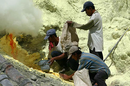 Mỏ lưu huỳnh núi lửa Kawah Ijen (Indonesia): Đây là mỏ khai thác lưu huỳnh của người dân địa phương. Họ leo xuống rất sâu trong miệng núi lửa vẫn còn đang chứa đầy axit sulphuric để khai thác lưu huỳnh nguyên chất, mà không cần dùng đến mặt nạ phòng độc.