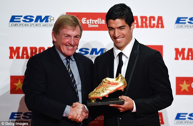 Luis Suarez đã ghi 31 bàn trong màu áo Liverpool mùa giải năm ngoái và trở thành đồng chủ nhân của danh hiệu Chiếc giày vàng 2014. Anh nhận giải thưởng này tại đại bản doanh của CLB mới Barcelona.