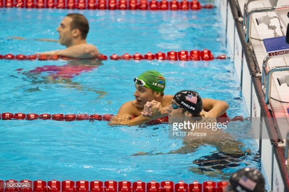 Michael Phelps vàChad le Clos tại Olympic 2012. Ảnh Getty