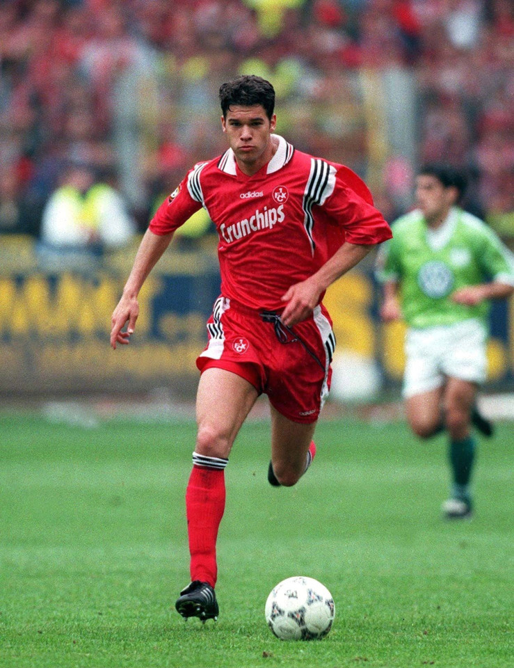 Ballack trong màu áo Bayer Leverkusen mùa giải 2001-02, khi ấy anh mới 22 tuổi. Ảnh: Getty.