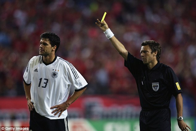 Chiếc thẻ vàng trong trận bán kết đã phá hỏng cả mùa World Cup 2002 của Ballack. Ảnh: Getty.