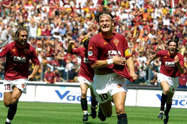 Giây phút đăng quang của Totti và các đồng đội năm 2001. Ảnh: 4321.