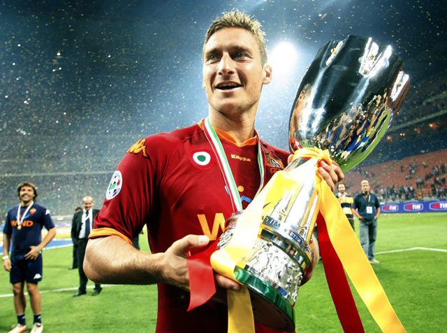 Totti và danh hiệu Coppa Italia năm 2007. Ảnh: Goal.