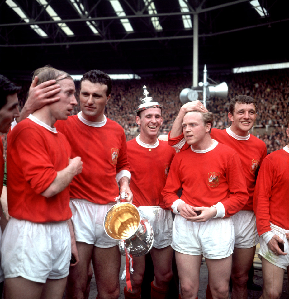 Sir Bobby (trái) cùng các đồng đội ăn mừng danh hiệu FA Cup. Ảnh: PA.