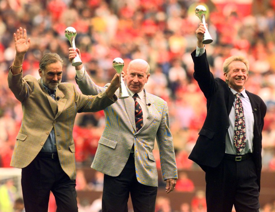 Geogre Best, Sir Bobby Charlton và Denis Law năm 2000. Ba huyền thoại của M.U được vinh danh sau những đóng góp to lớn cho CLB. Ảnh: New Group.