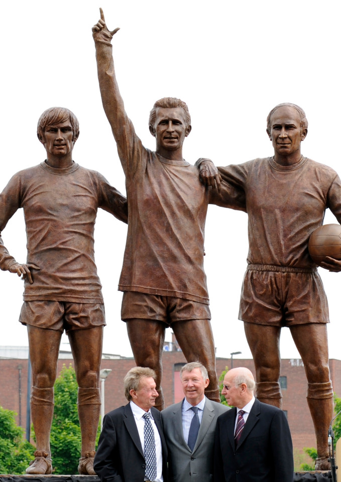 Danh thủ Denis Law (trái), Sir Alex (giữa) và Sir Bobby bên cạnh bức tượng 3 huyền thoại của M.U là: Geogre Best, Denis Law và Bobby Charlton (từ trái sang). Ảnh: REUTERS.