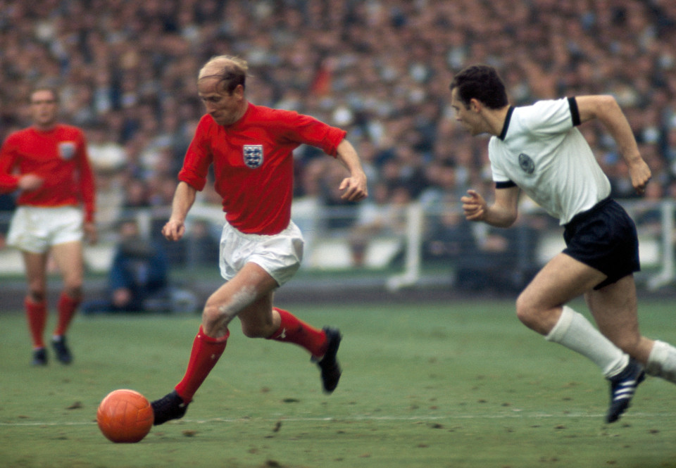 Một trong những bức ảnh đắt giá. Sir Bobby Charlton đang cố gắng thoát khỏi sự truy cản của Hoàng đế Frank Beckenbauer trong trận đấu Anh - Tây Đức. Ảnh: Getty.