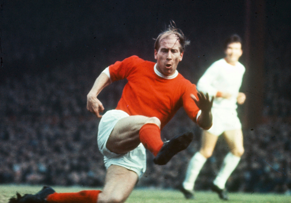 Với những tình huống kĩ thuật như này, Sir Bobby Charlton đã sống mãi trong kí ức của những fan M.U chân chính. Ảnh: Getty.
