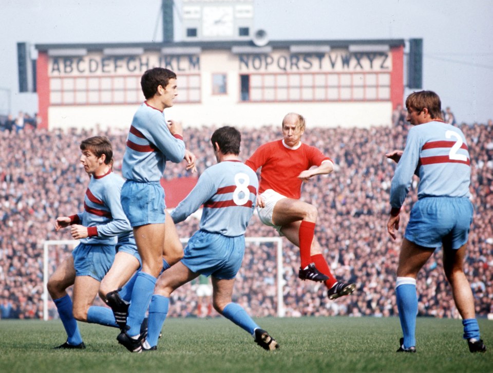 Cú volley giúp M.U đánh bại West Ham năm 1970. Ảnh: Getty.