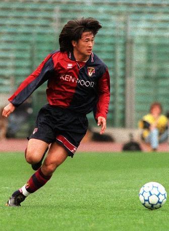 Miura những ngày đầu chơi bóng tại Ý. Ảnh: PES.