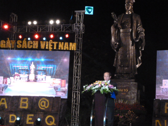 Thứ trưởng Bộ Thông tin và Truyền thông Trương Minh Tuấnthay mặt Thủ tướng Chính phủ đọc quyết định lấy ngày 21.4 hàng năm là Ngày sách Việt Nam. Ảnh: Đặng Chung