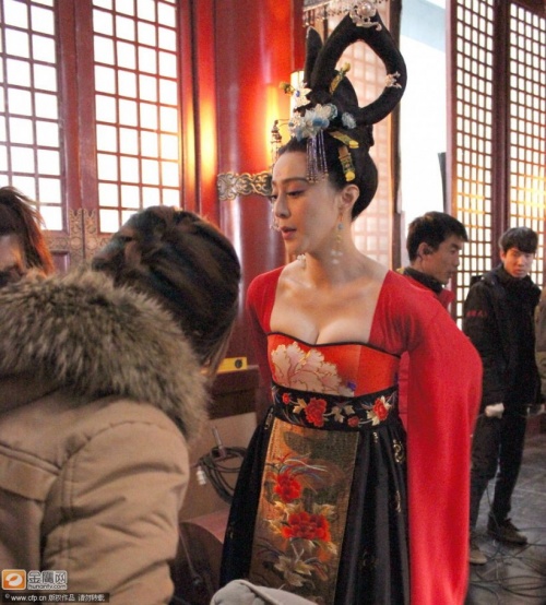 Khi vào vai nhân vật, người đẹp của màn ảnh Hoa ngữ đã bị chỉ trích nặng nề vì diện trang phục cổ trang nhưng lại cách tân quá nhiều để cốt khoe vòng một.
